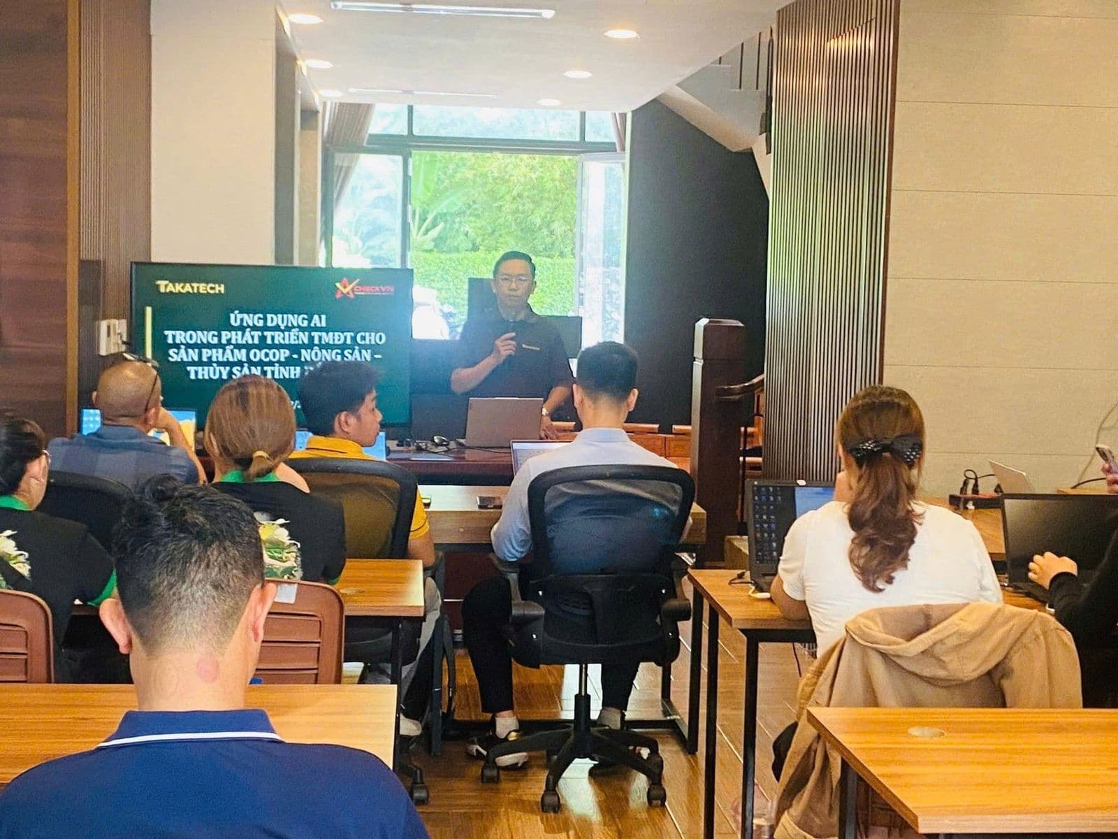 Giảng viên TakaTech mở đầu lớp Ứng dụng AI trong phát triển thương mại điện tử cho sản phẩm OCOP Đắk Lắk