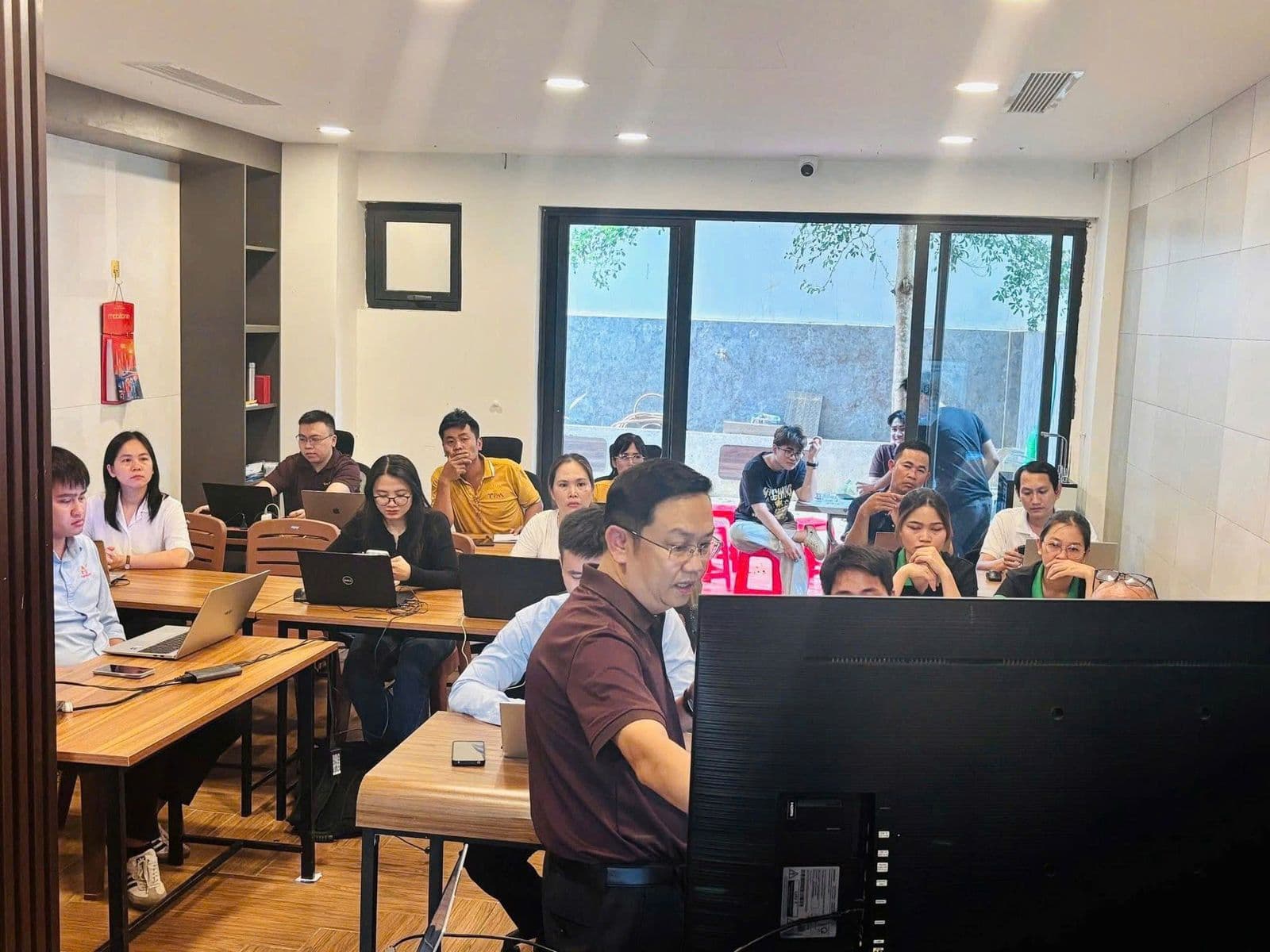 Học viên chủ thể OCOP theo dõi hướng dẫn thực hành AI trên máy tính tại văn phòng TakaTech