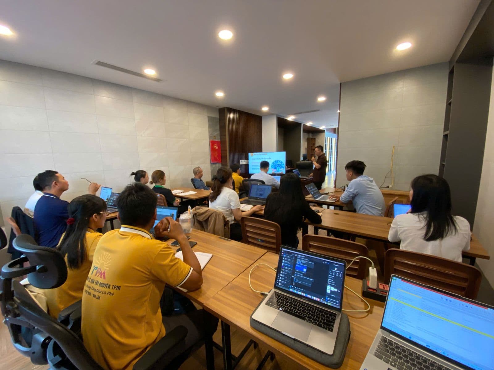 Học viên thực hành trên laptop trong lớp AI cho thương mại điện tử nông sản