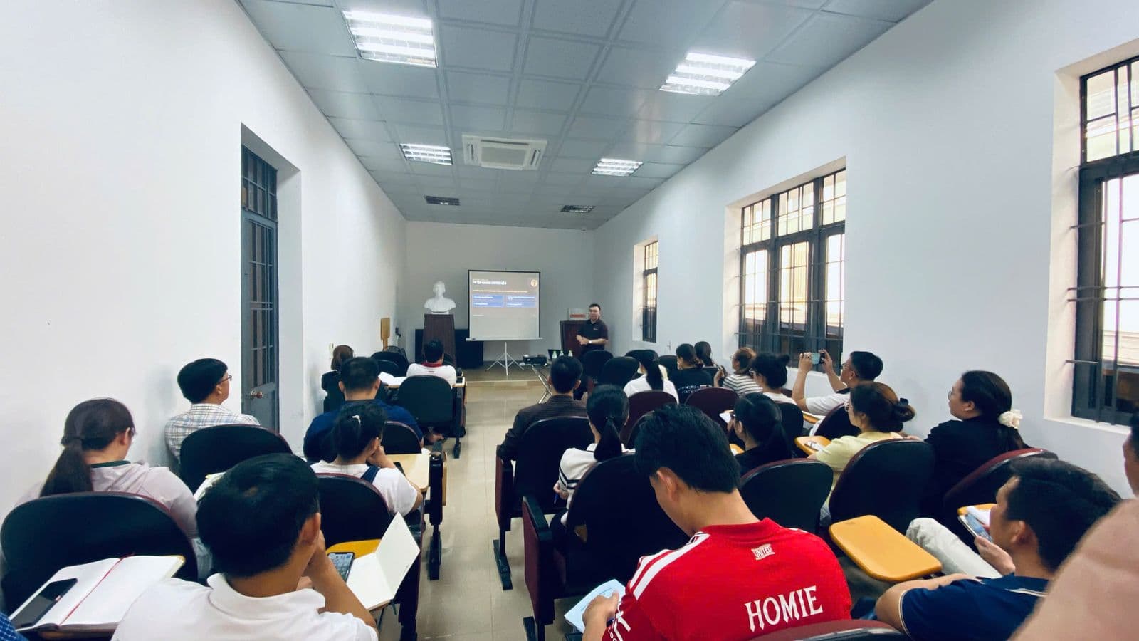Lớp Đào tạo AI thực chiến đông học viên theo dõi bài giảng