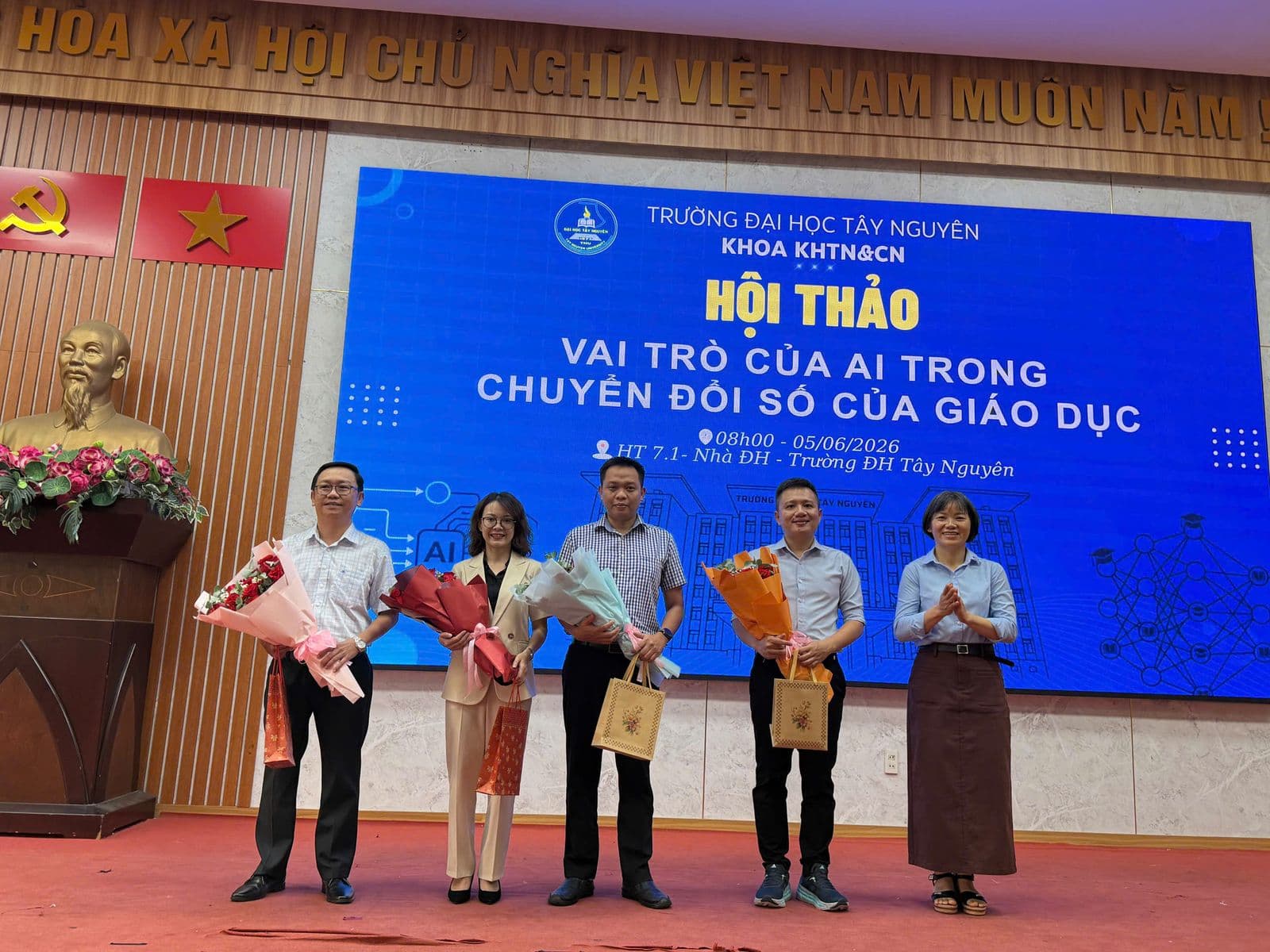 Khoa KHTN&CN Trường Đại học Tây Nguyên tặng hoa các diễn giả hội thảo Vai trò của AI trong chuyển đổi số giáo dục