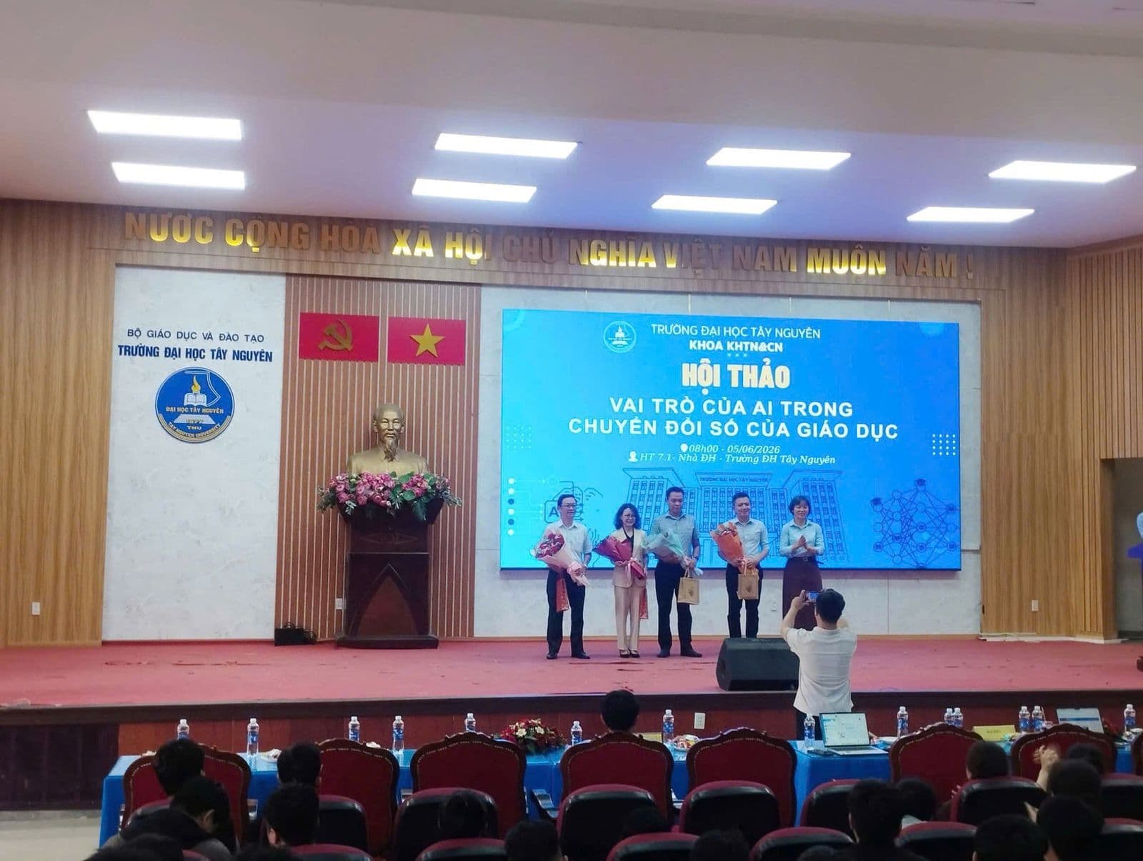 Toàn cảnh hội trường hội thảo AI trong giáo dục ngày 05/06/2026 tại Trường Đại học Tây Nguyên
