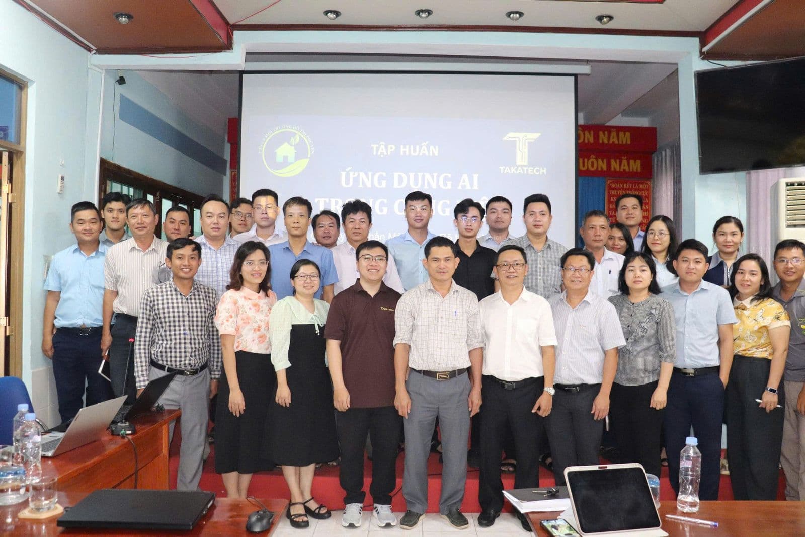 Học viên Công ty CP Môi trường Đô thị Phú Yên chụp ảnh lưu niệm cùng TakaTech sau lớp tập huấn AI