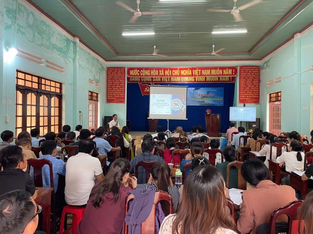 Hội trường UBND xã Dur Kmăl trong buổi tập huấn chuyển đổi số năm 2025 do TakaTech giảng dạy