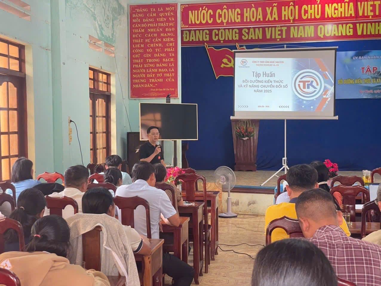 Giảng viên TakaTech trình bày nội dung bồi dưỡng kiến thức và kỹ năng chuyển đổi số