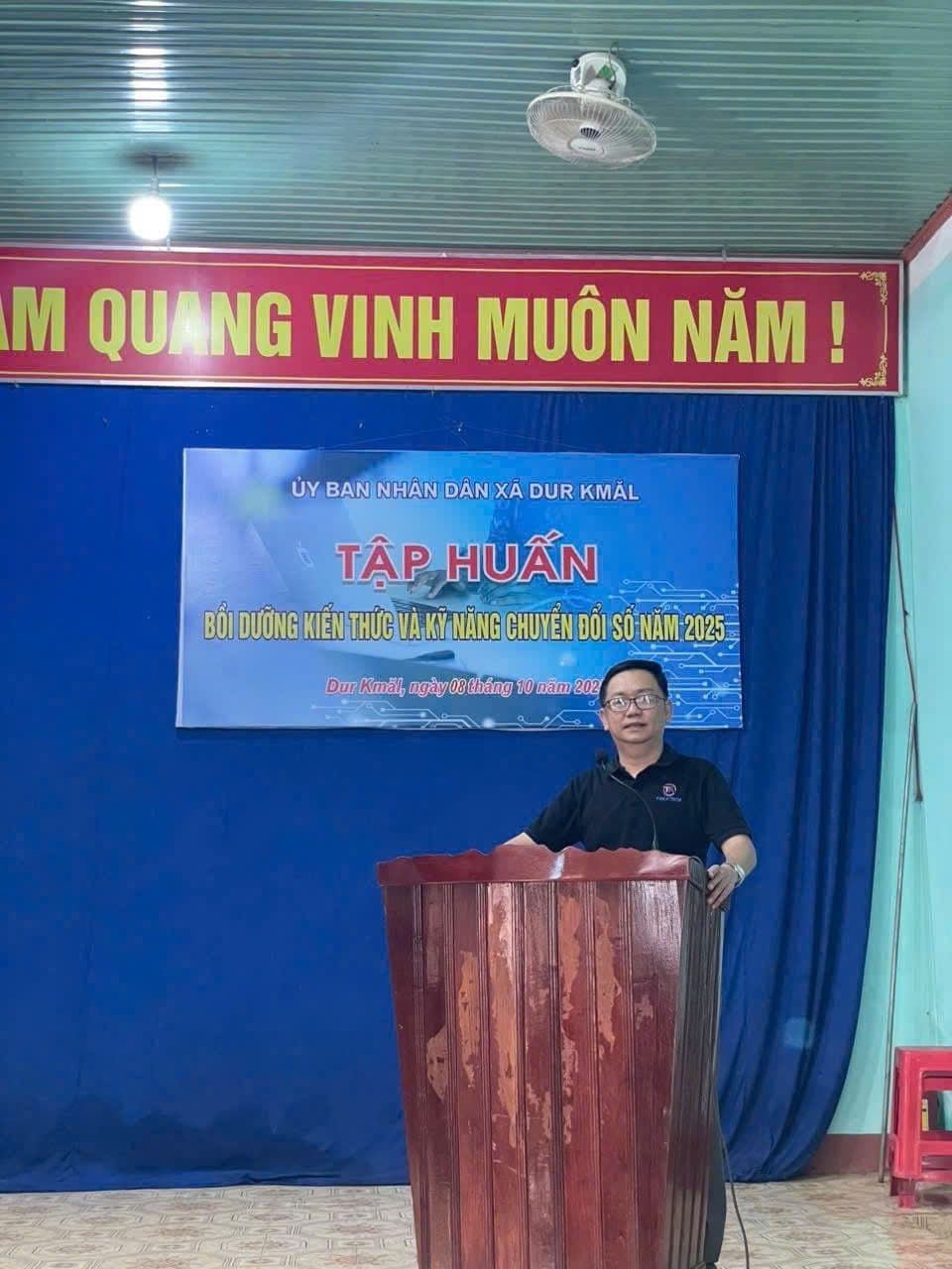 Đại diện TakaTech phát biểu khai mạc lớp tập huấn chuyển đổi số tại xã Dur Kmăl ngày 08/10/2025