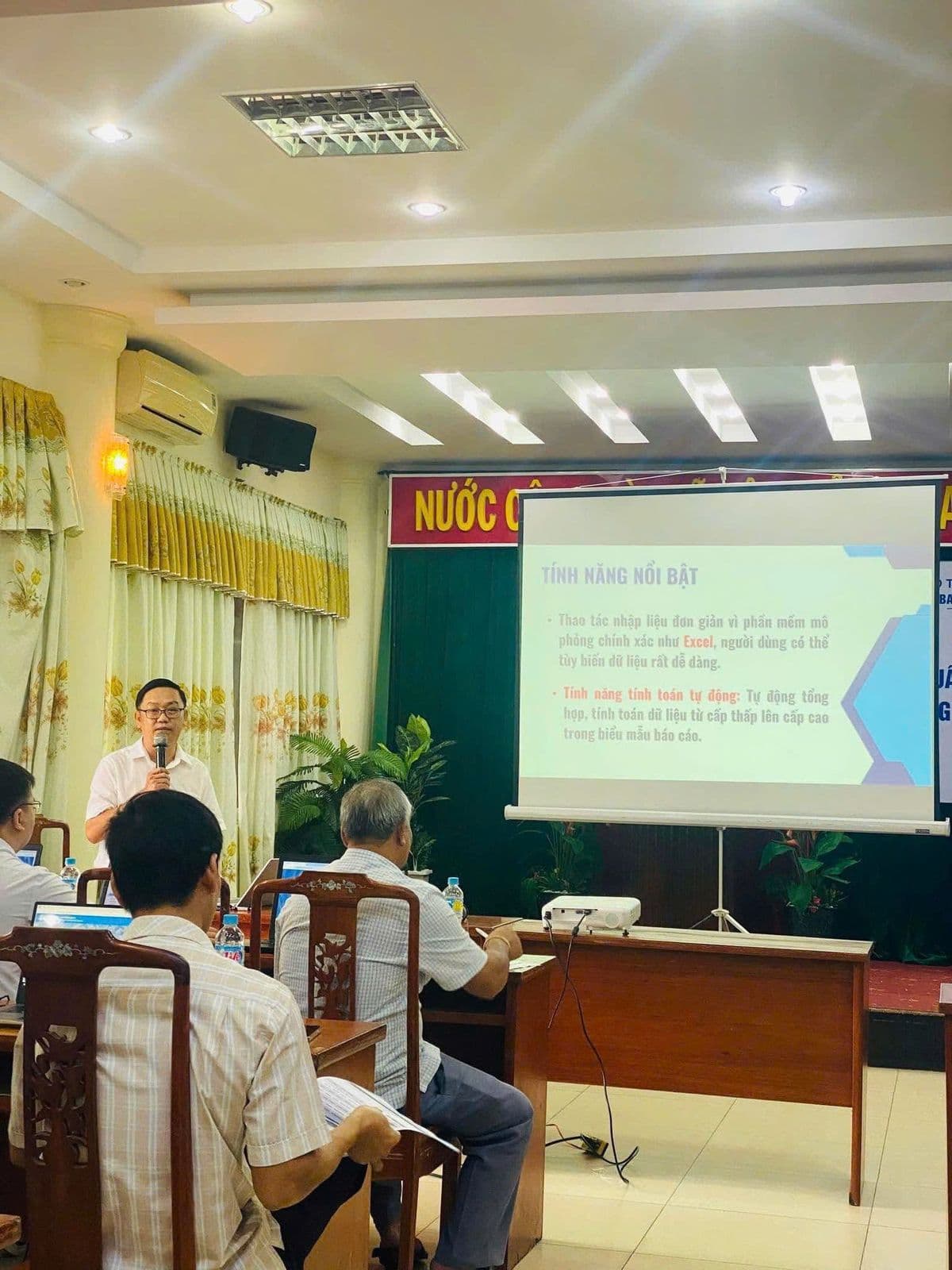 Đại diện TakaTech giới thiệu tính năng nổi bật của phần mềm báo cáo nhiều cấp: nhập liệu như Excel, tự động tổng hợp