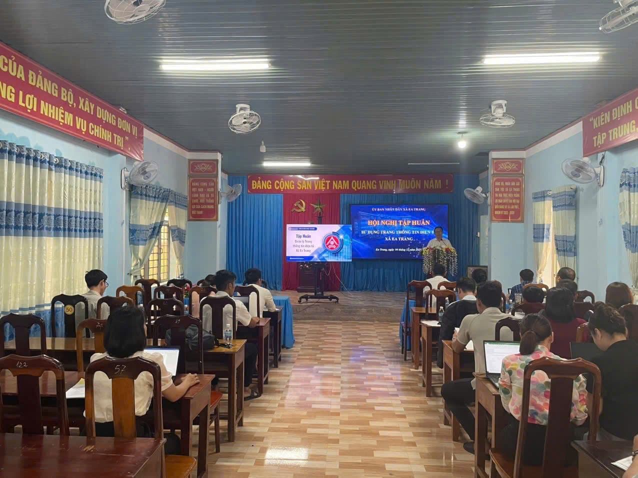 Cán bộ xã Ea Trang thực hành quản trị Trang thông tin điện tử trong hội nghị tập huấn của TakaTech