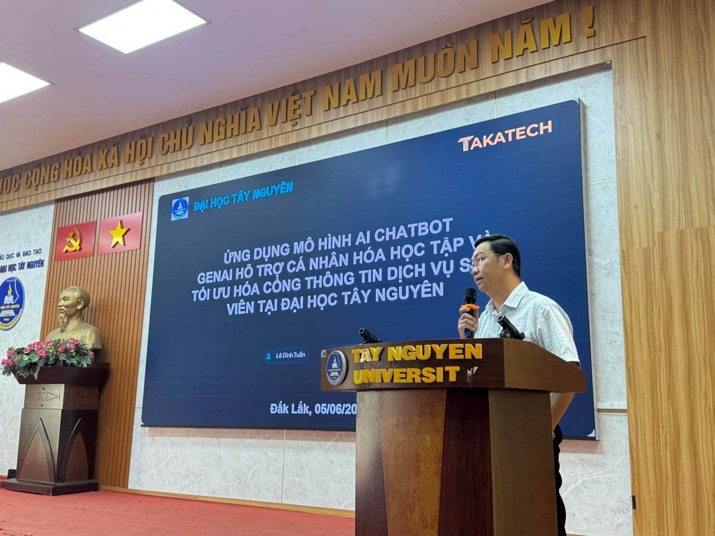 TakaTech talking about AI chatbots at Tay Nguyen University