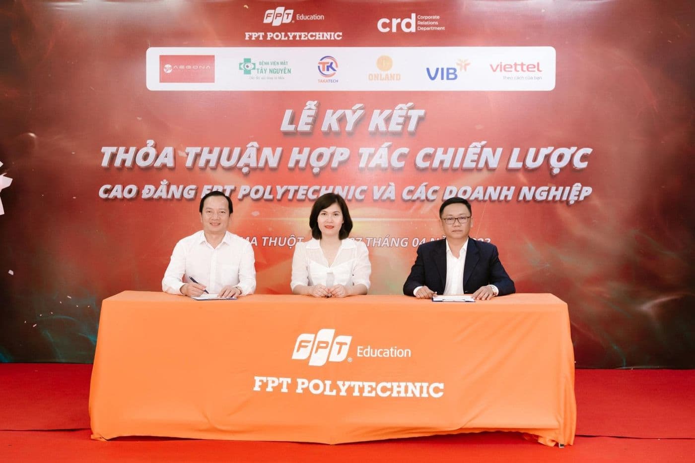 Signing a strategic cooperation agreement with FPT Polytechnic College