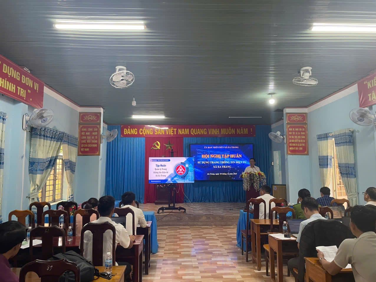 Lớp tập huấn chuyển đổi số đông học viên